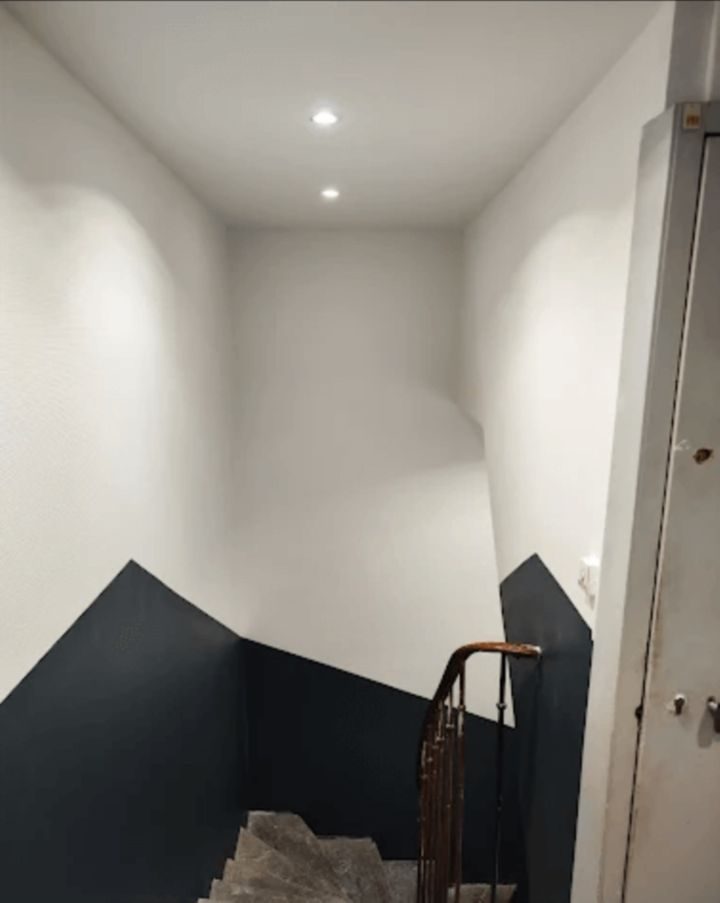 Cage d'escalier peinte en deux tons, blanc et bleu nuit